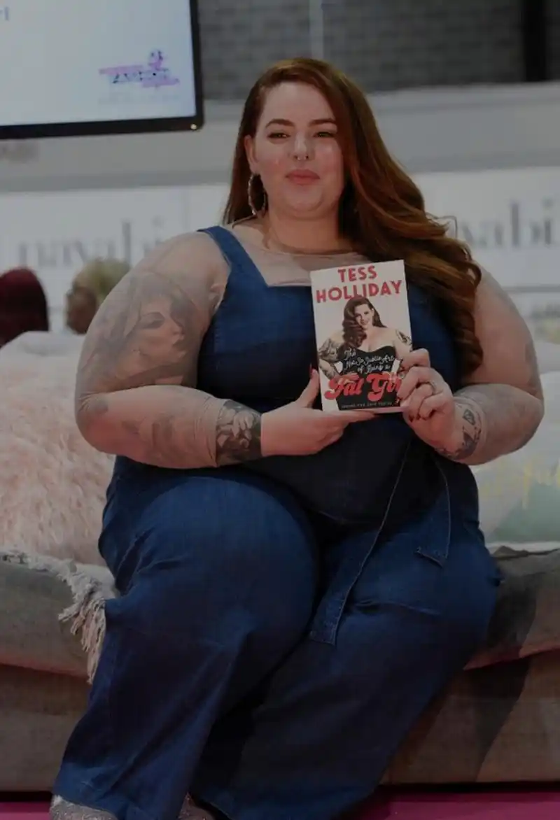 她是世界上最胖的女模特,泰斯霍丽迪.对她来说,肥胖并不是一件坏事.