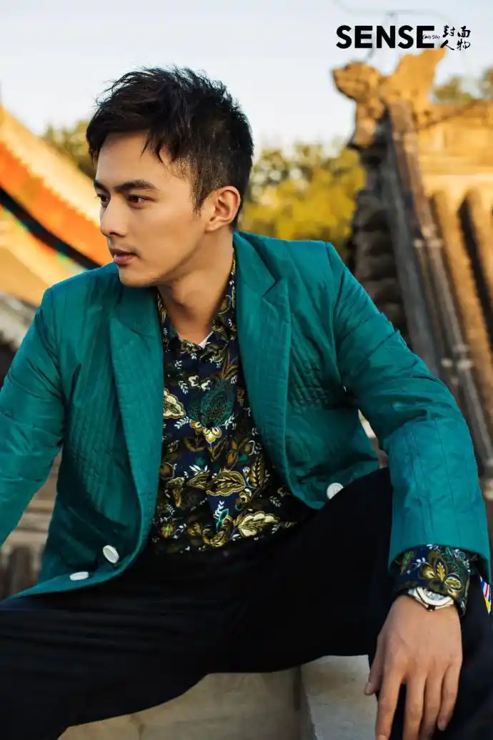 叶祖新暖冬大片 雅痞演绎复古庭院风