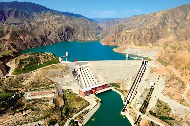 龙羊峡水电站,是一座受人关注的大坝,高达178米,差不多是60层房子那么