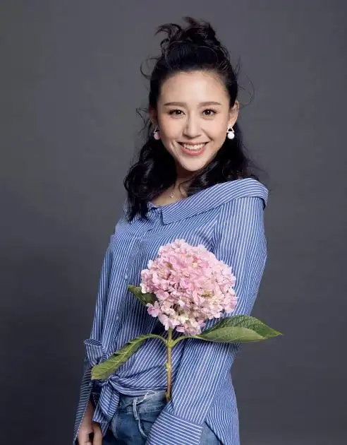 第二位你能认出来吗,就是饰演丫鬟宝娟的,在剧中