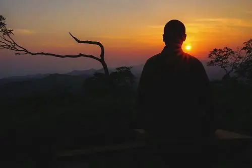 师父正在打坐修行,声声佛号与钟楼的暮鼓声穿透夜空,随风飘远,好一幅