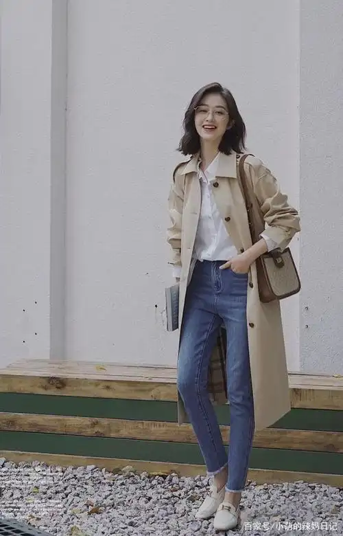 "风衣 膝下裙",才是适合45岁女人的打扮,不扮嫩还美得有气质