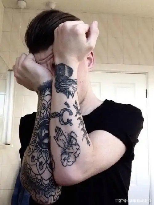 济南一商家为全身纹满刺青少年免费清洗!哄骗其纹身者居心何意?