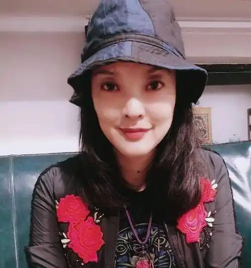 2016年,知情人爆料:樊馨蔓不忠老哥的干儿子肖齐,疑似正在转移财产.