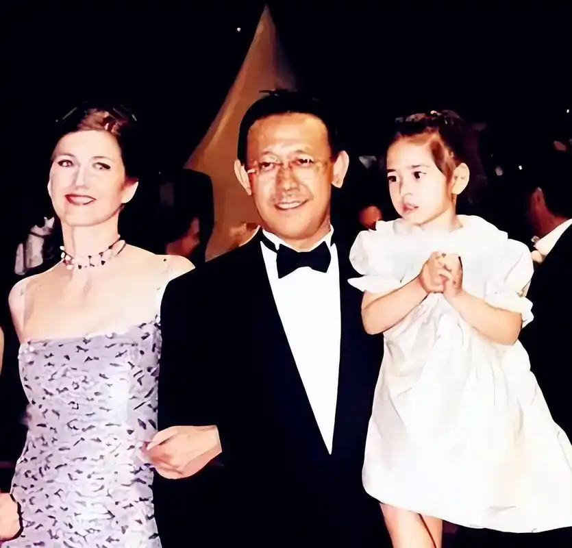 姜文混血女儿穿的比爸还成熟,一袭深蓝外套挺酷帅,爱好摄影拍摄