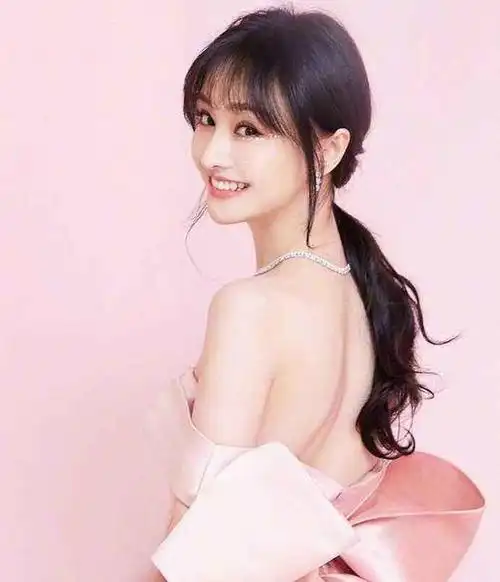 最近,郑爽在个人的社交网站放出了自己的一个自拍视频,视频中的郑爽长