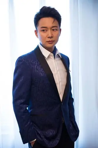 刘奕君时尚西装红毯吸睛网易云国风极乐夜帅气亮相