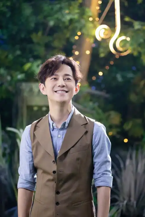 何炅"四宗罪"遭争议,背后靠山浮出水面?