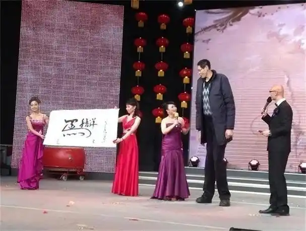 回顾亚洲巨人张俊才身高242米结婚24年没要孩子如今怎样了