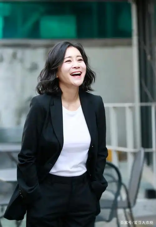 看着不像50岁!女演员李杭娜西服套装搭白t恤美得毫不费力