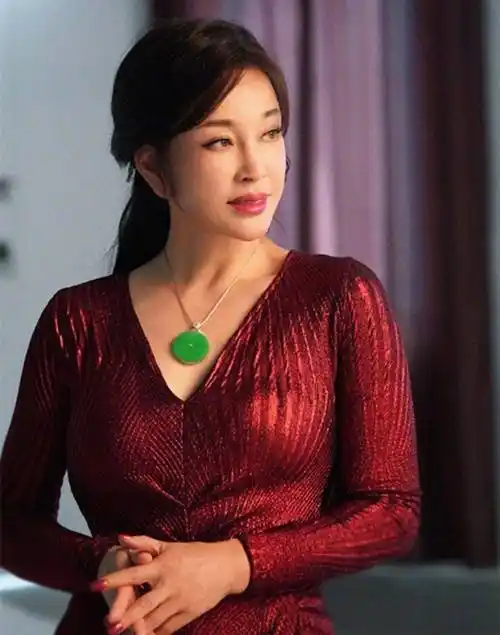 被刘晓庆老年状态惊艳:棒球帽,大卷发,紧身裙,70岁还时尚非凡_衣服