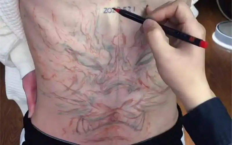 龙头花肚子纹身绘画过程