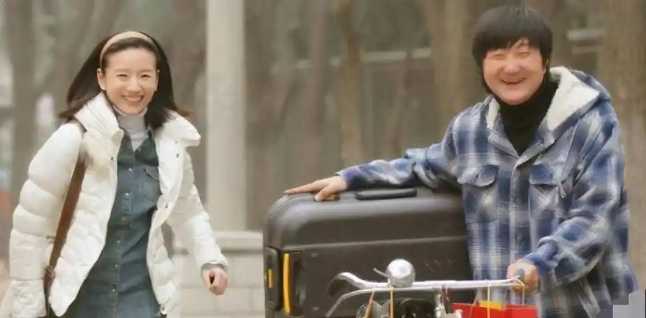 王大治怎么了胡子邋遢吃路边摊被围观女神董洁曾因他不忠诚分手