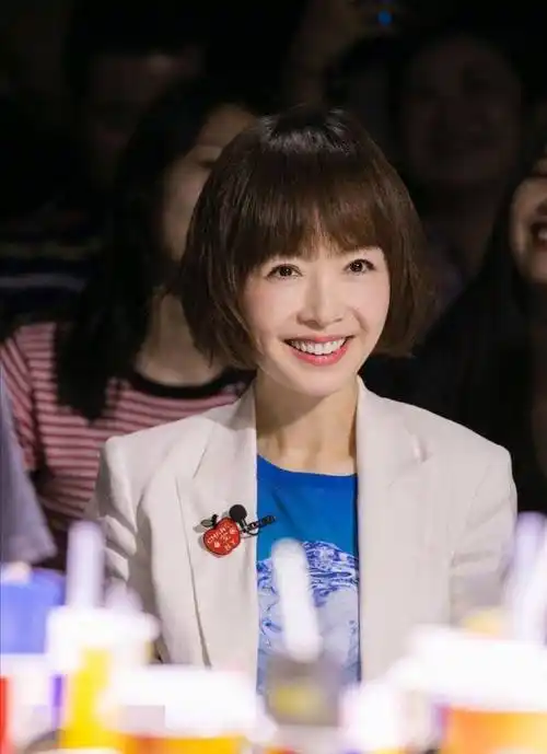 52岁鲁豫近照认不出瘦到骨头突出打扮似少女面部凹陷太夸张