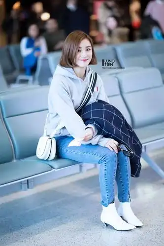 卫衣 牛仔裤 简约又不失活力