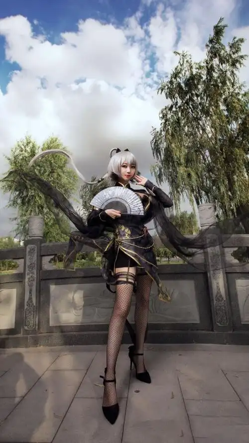 cos虚拟歌手金丝雀洛天依丝质旗袍加身让其汉元素的概念非常突出