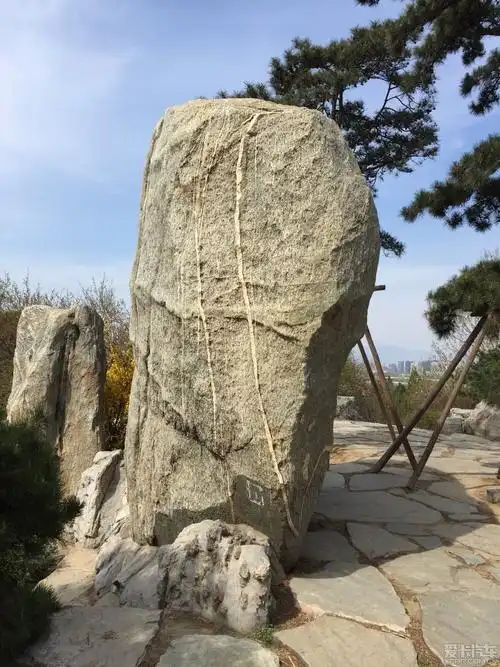 奥运森林公园山顶上这块大石头是怎么运上来的?-爱卡汽车网论坛