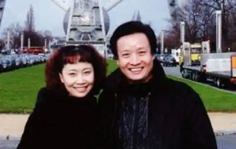 原创军旅歌手阎维文12次登舞台当红时隐退让妻子感谢一生