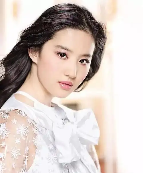 超模脸与明星脸为什么区别这么大,迎合国外审美才是高级脸?