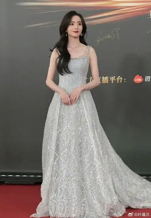 胡冰卿美美的很安心#微博之夜红毯#hbq#微博之夜好多人啊