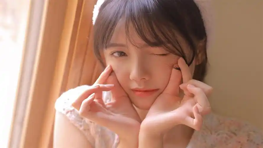 可爱少女吊带性感高清桌面壁纸_美女壁纸_壁纸下载_美桌网