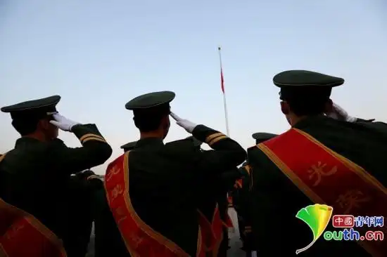 国旗下最后的军礼武警天安门支队举行退伍老兵告别仪式