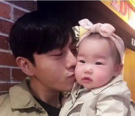 秦昊女儿开挂式长大,小时候被嘲眼小鼻塌,今五官精致像妈妈_米粒_长相