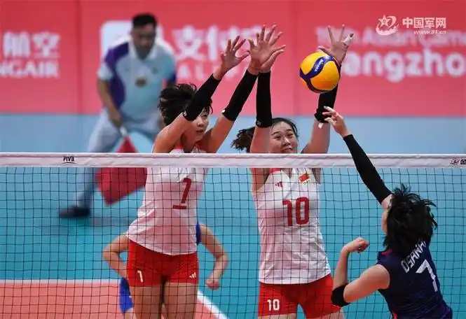 中国女排队员袁心玥(左)和王云蕗在比赛中拦网.解放军报记者 宋雯 摄