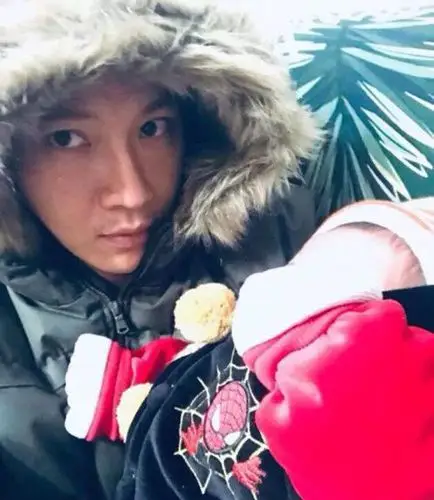 柏芝绯闻男友何孟怀 发抱娃照片被指蹭热度