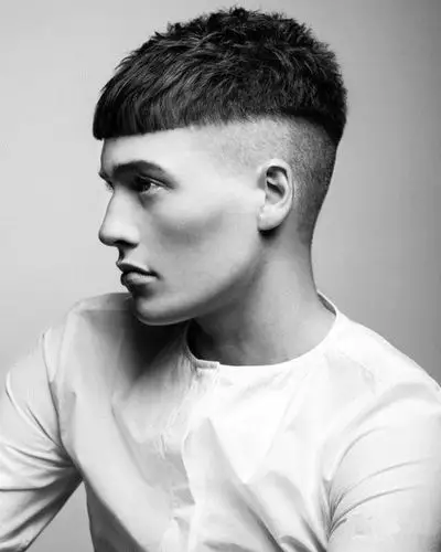 男生头大脸大,发质软,喜欢精致的短发,我适合什么发型?