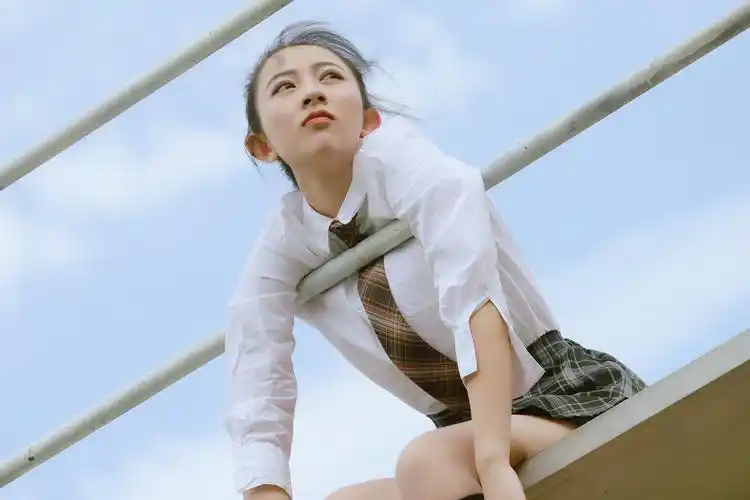 美篇好声音:望着天空的女孩