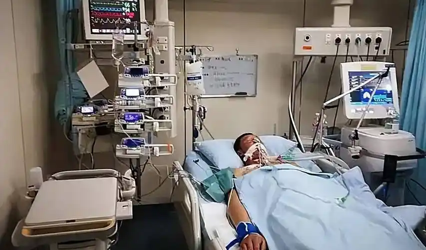 19年湖南小伙躺在重症监护室,想见父亲最后一面,父亲:不关我事_吴建国