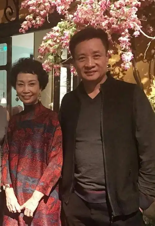 66岁阎维文近照曝光,满脸皱纹变化大,为照顾患癌妻子苍老太多