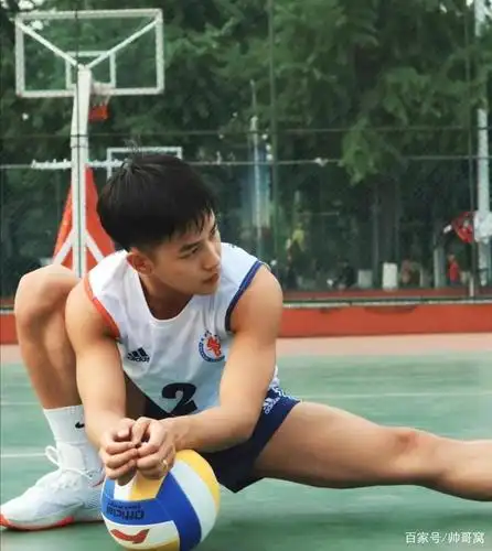 浑身散发青青气息的阳光体育生,喜欢打篮球的男生,果然气宇不凡