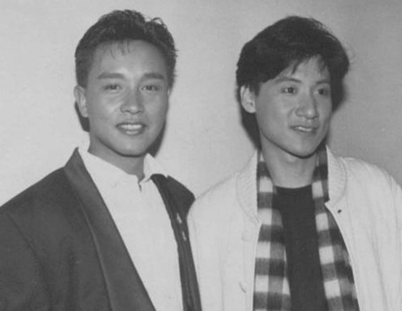 1,这是张国荣和张学友之间的合照,一位长得俊朗不凡,一位长得帅气十足