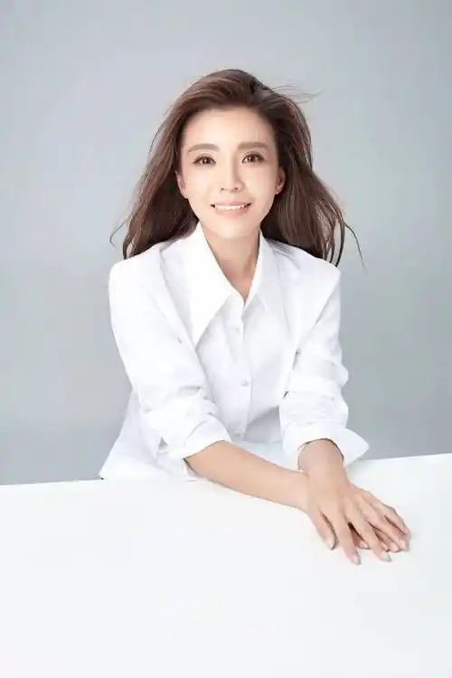 朱迅主持央视清明特别节目,深情忆父亲:爸爸的好品德,永远让我前进!