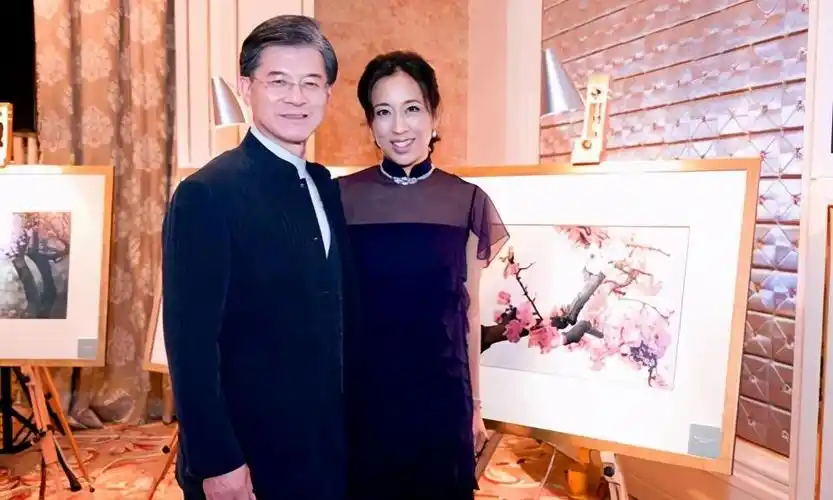 62岁朱玲玲打扮朴素难掩气质,与老公罗康瑞挽手逛街好甜蜜