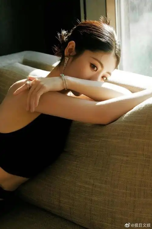 邢菲黑色露腰长裙##邢菲好瘦