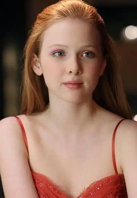 quinn),1993年10月8日出生于美国德克萨斯州特克萨卡纳,美国女演员.