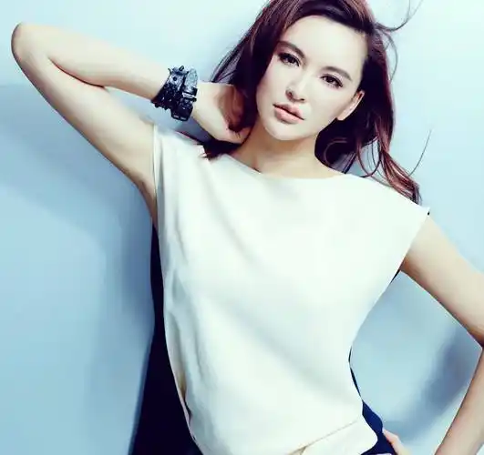 莫小棋上衣扣不慎崩开,男助理手部动作引争议,网友:过分了_活动_时候