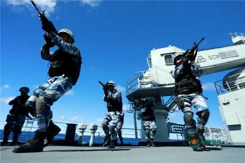 船上的"战斗"打响,守护这片海域是海军官兵的职责,从不懈怠.