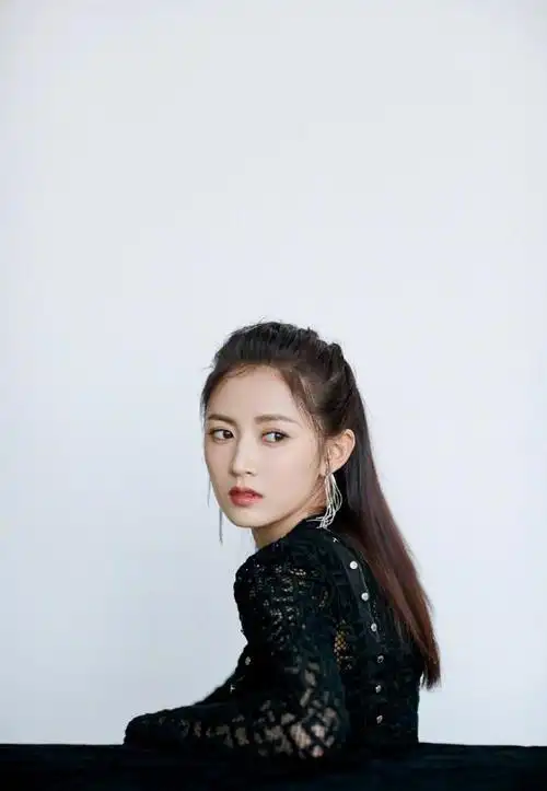 人气女星陈钰琪黑色镂空裙写真大片