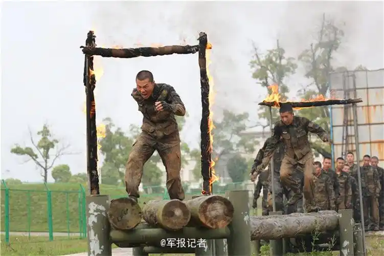 火箭军警卫伪装连组织进行猎人障碍训练