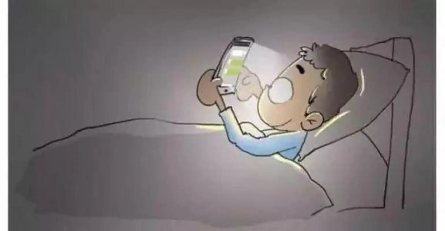 真的别再关灯玩手机了# 小心!晚上玩手机会让青光眼更严重!