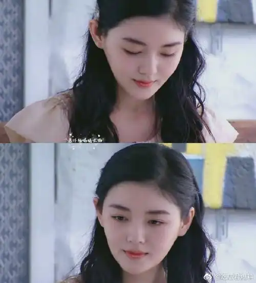 《泡沫之夏》中她饰演的尹夏沫,有一头海藻般浓密的长发,微微卷曲