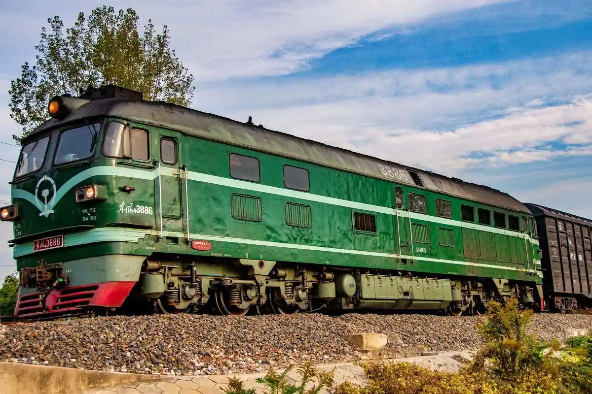 美丽瓜爷3886牵引货列冲出山区,压弯进入大平原#铁路摄影  - 抖音