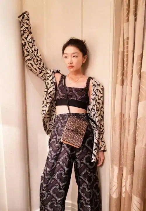 周冬雨被传恋情后,仍穿当时约会装拍照,半脱外套露美背时尚撩人