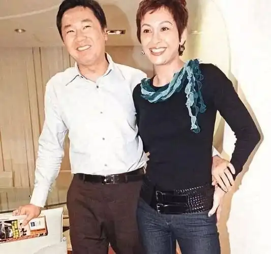 1983年,余安安突然宣布结婚,要嫁给影帝周润发,两人闪婚的消息震惊