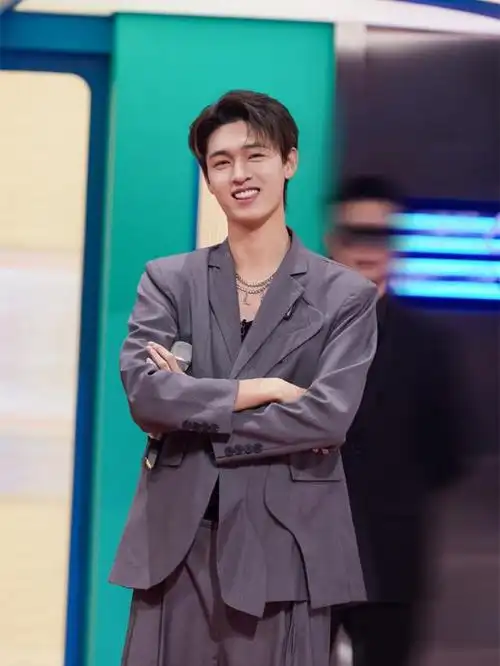 德云社秦霄贤新综艺录制,剧照被晒出,网友:老秦真是越来越帅气