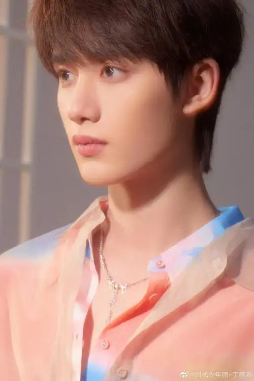 拍九宫格~帅气十足的丁哥,氛围感已拉满~#丁程鑫光影暖意氛围感写真